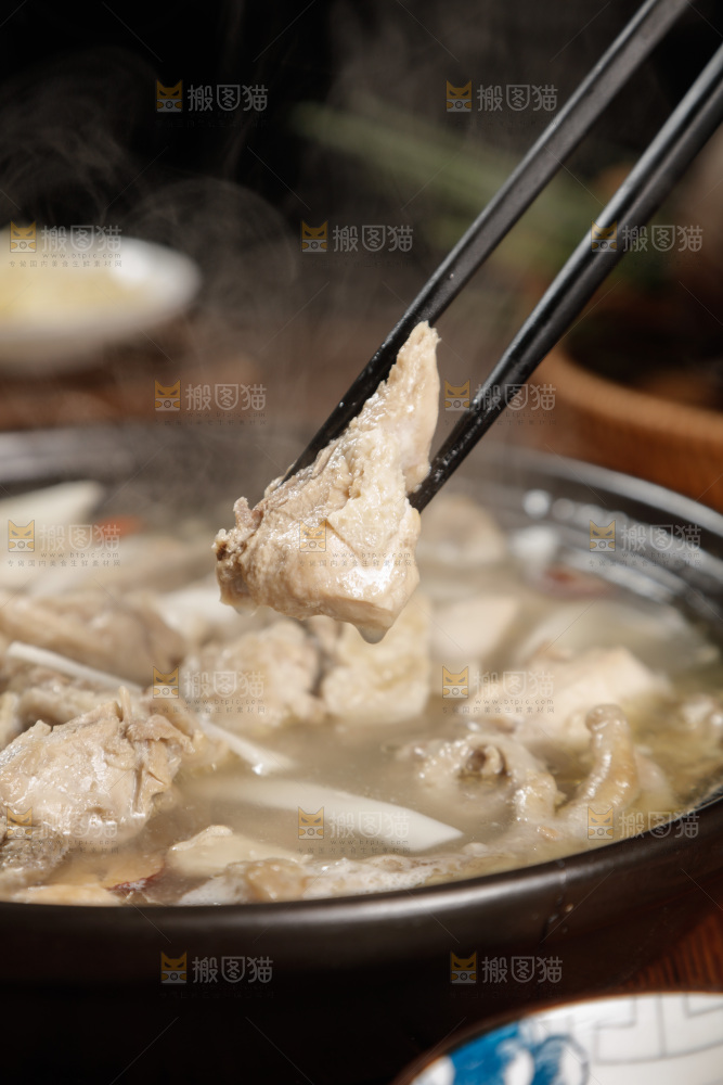 筷子上夹着鸡肉