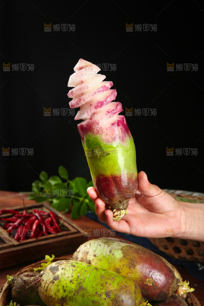 手里拿着冰糖心萝卜