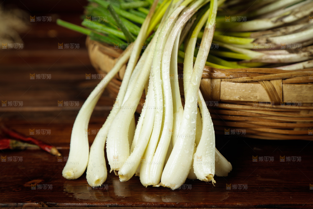 新鲜的带叶荞头