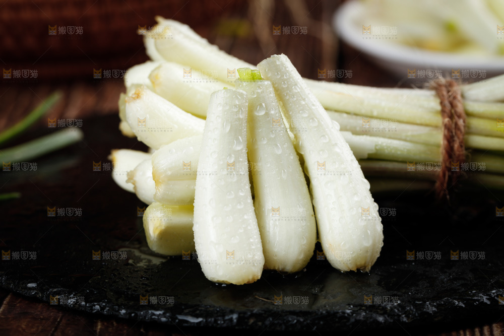 筷子上夹着藠头