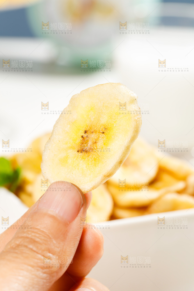 手里拿着香蕉片