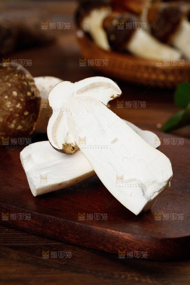 木板上放着松茸菇