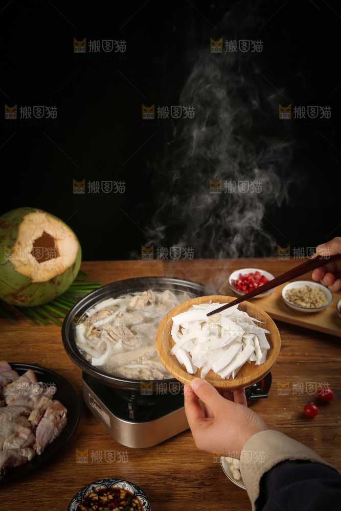 手里端着椰子鸡食材