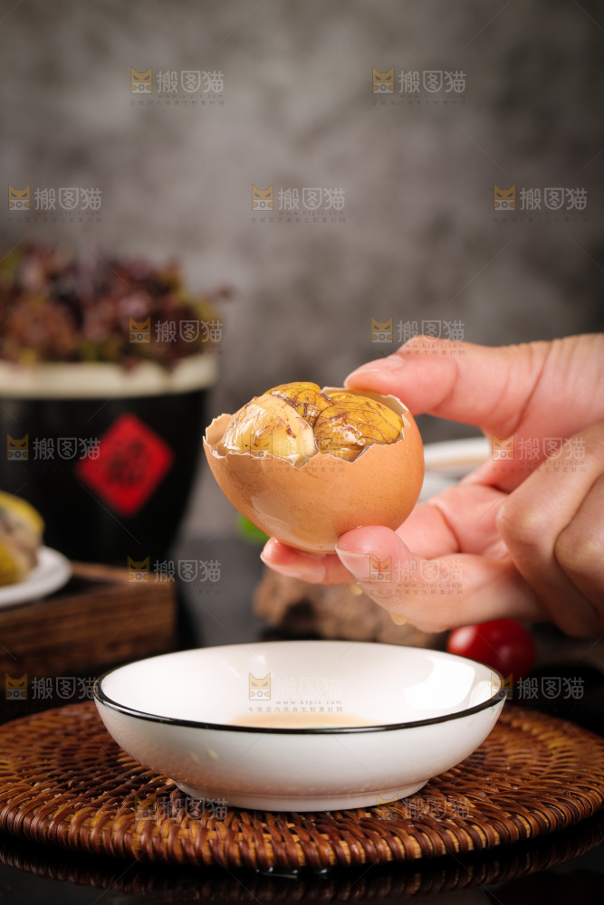 手里拿着凤凰蛋
