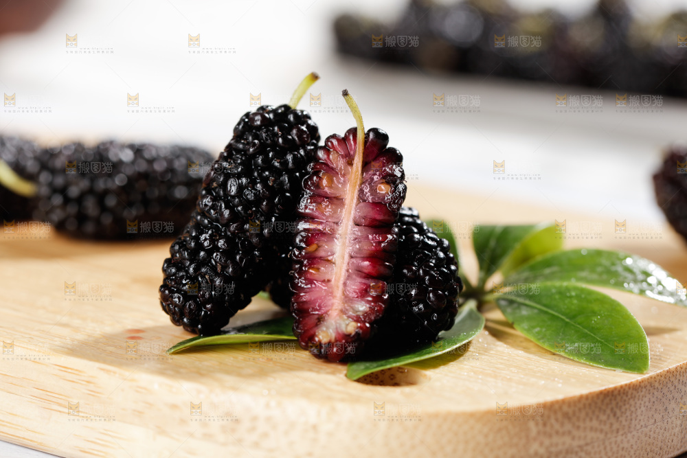 木底上放着桑枣