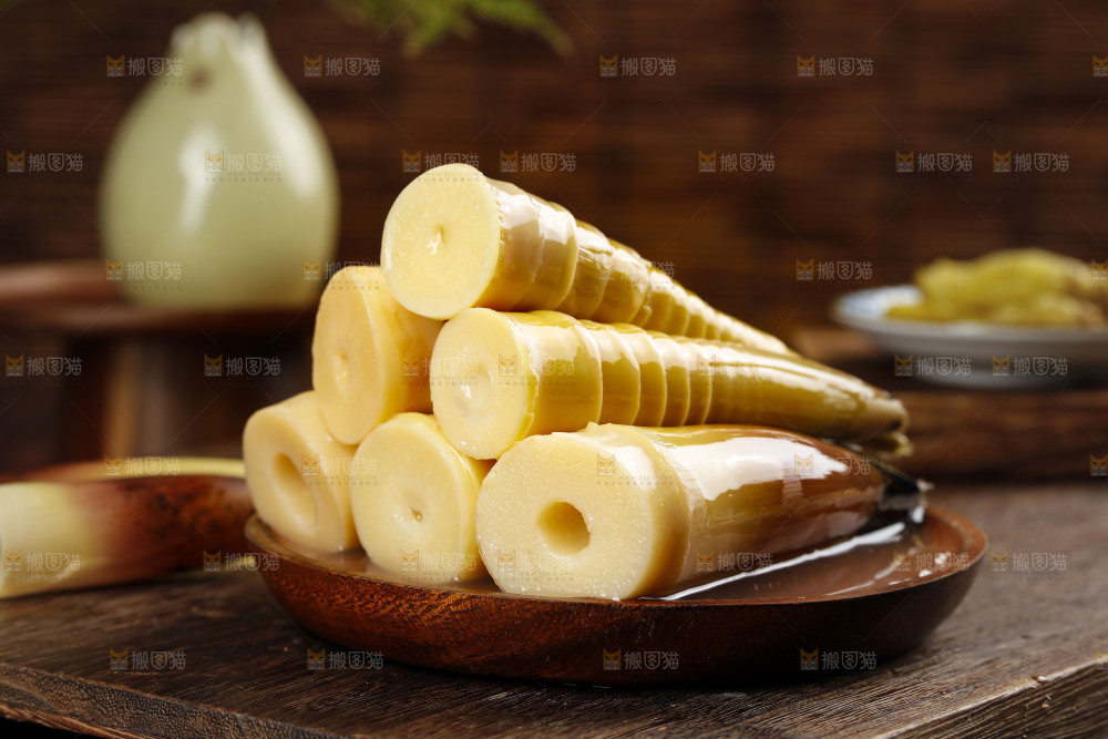 木底上放着一盘老汤味手剥笋