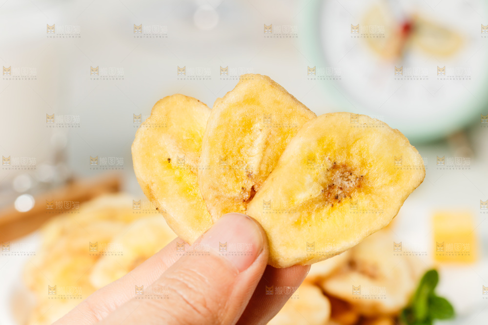 手里拿着香蕉片