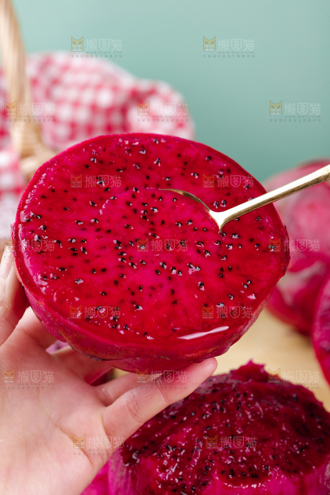 勺子是舀着红心火龙果果肉