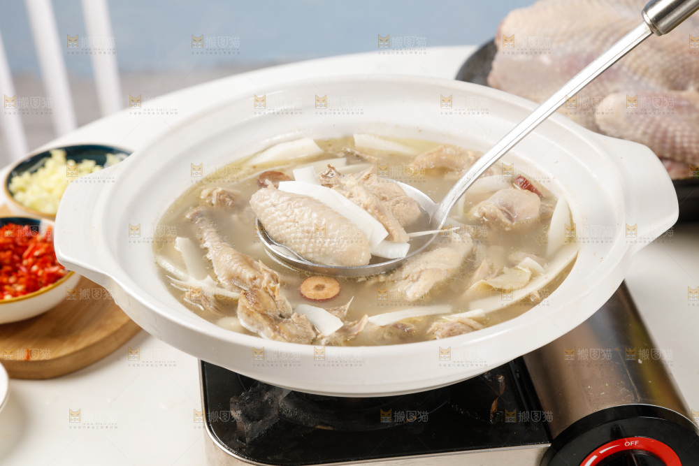 勺子上舀着椰子鸡