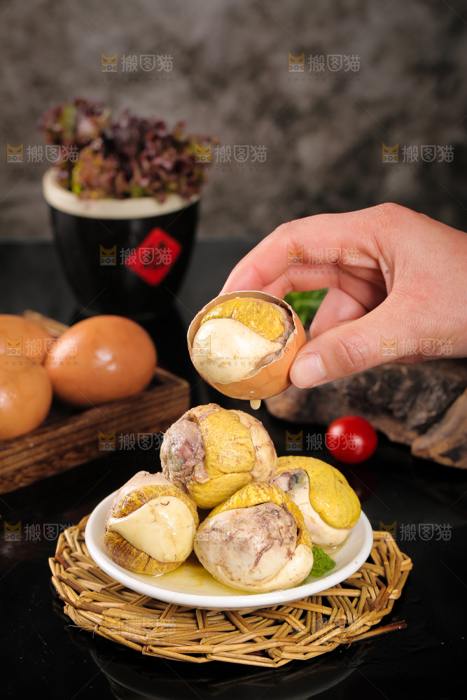 手里拿着凤凰蛋