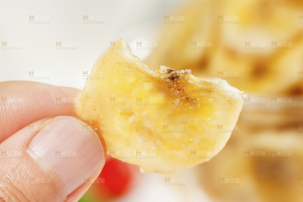 手里拿着香蕉片