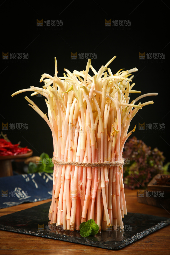 一捆折耳根嫩芽