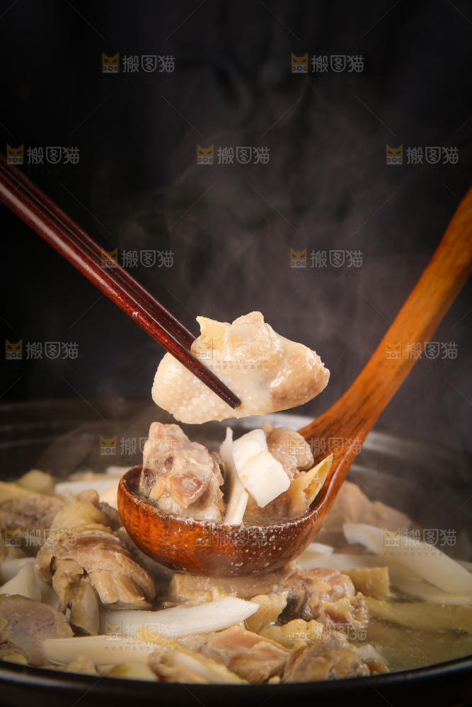 勺子上舀着椰子煲鸡