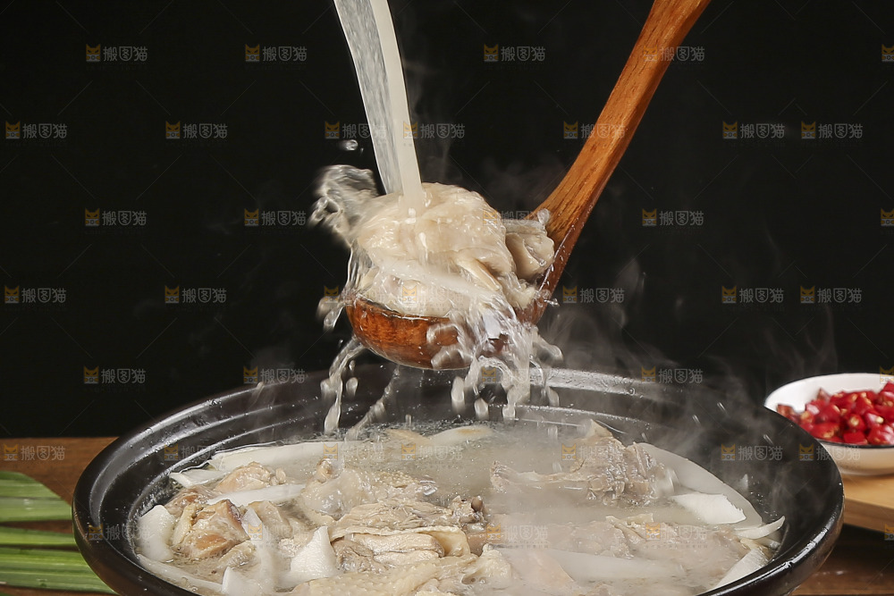 勺子上舀着椰子鸡