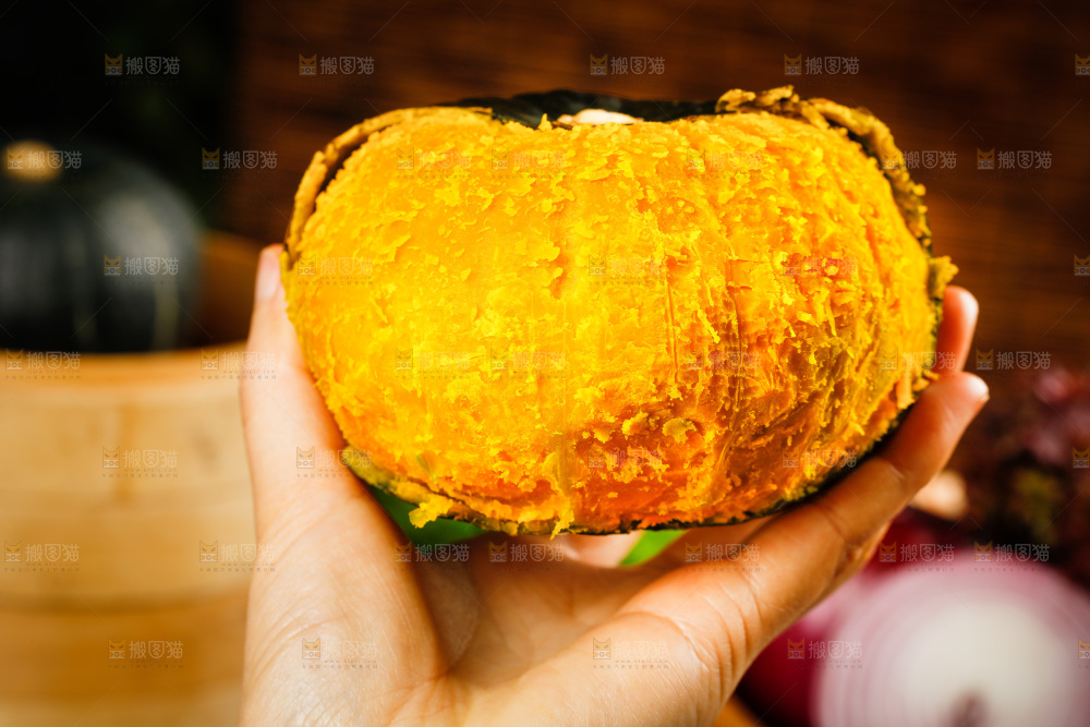 手里拿着板栗南瓜