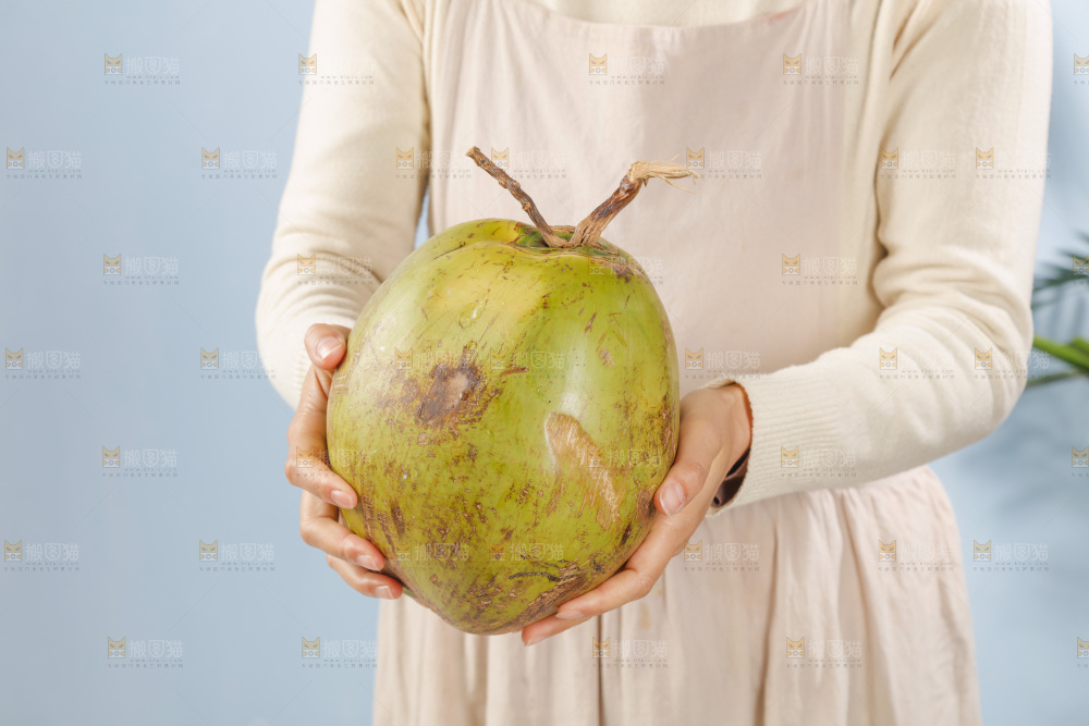 手里拿着椰子