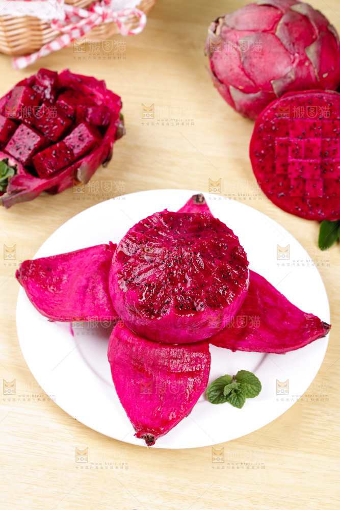 盘子里的红肉火龙果