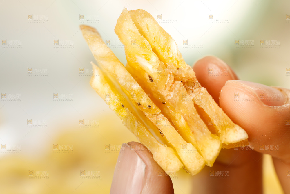 手里拿着香蕉片