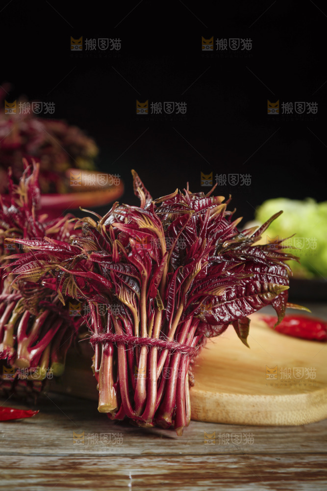 木底上的头茬香椿芽