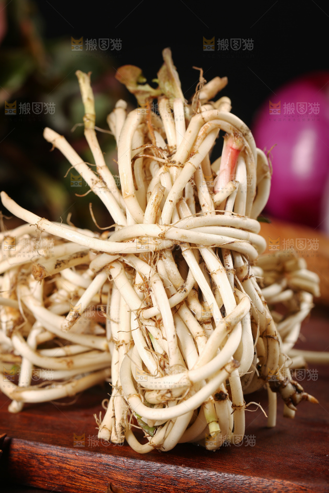 黑石板上放着鱼腥草