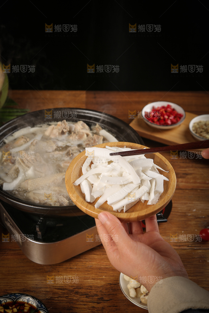 手里端着椰子鸡食材