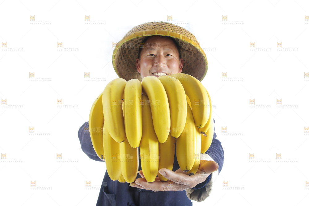 手里拿着一串香蕉