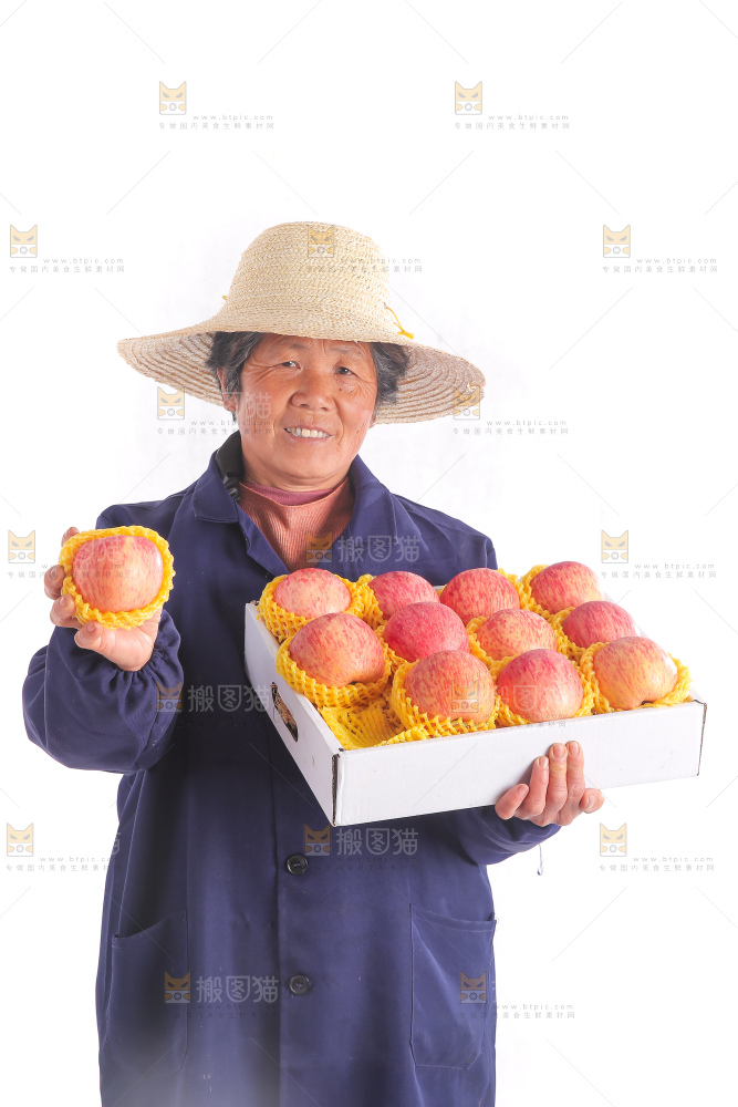 手里端着一箱红富士苹果