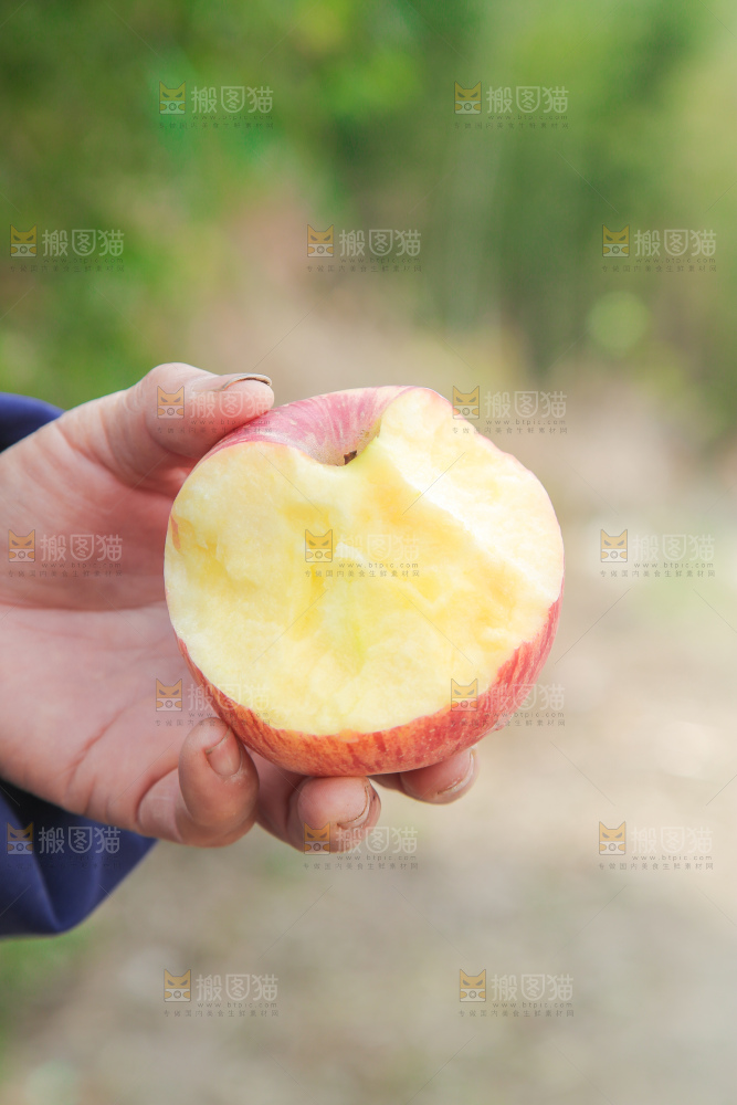 手里拿着苹果