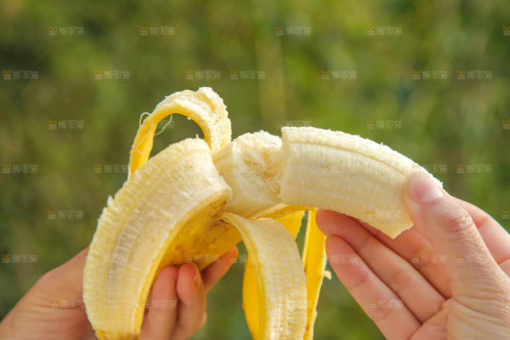 手里拿着香蕉