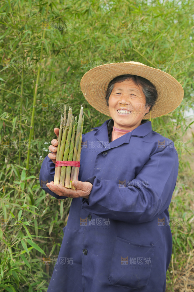 手里拿着带壳小竹笋