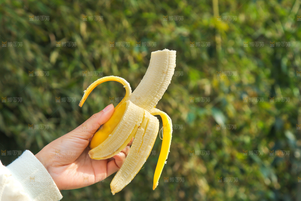 手里拿着香蕉