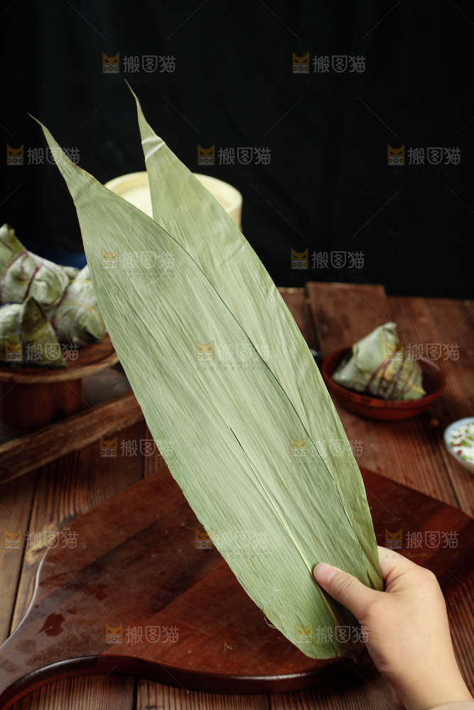 手里拿着粽子叶