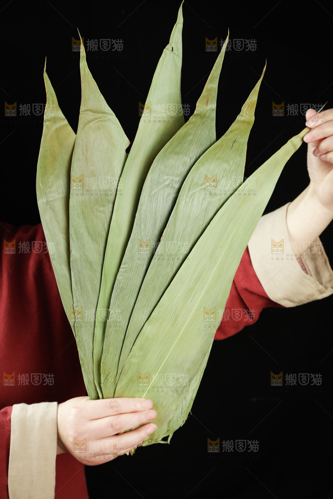 手里拿着粽子叶