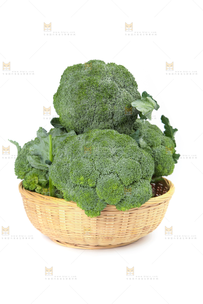 白底上放着一筐西兰花