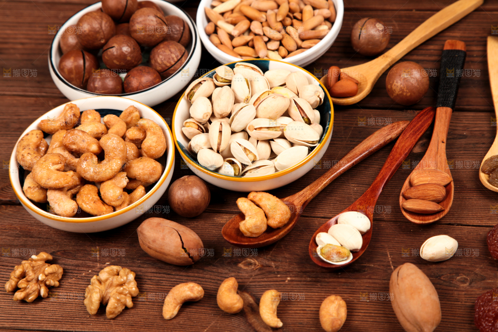 木底上的干果素材