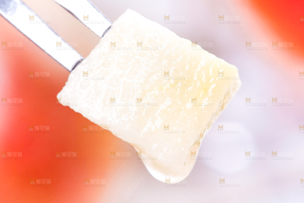叉子叉着切块的苹果