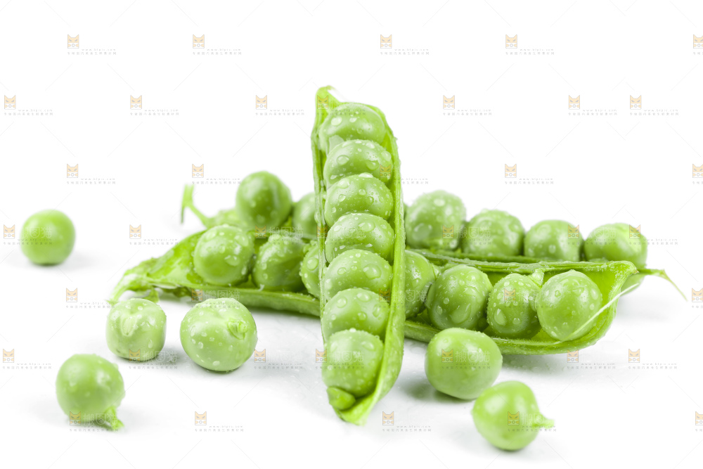 白底上放着豌豆荚