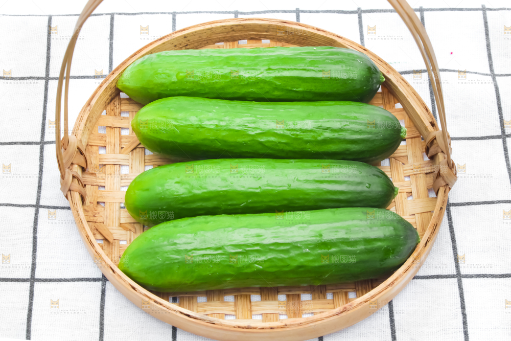 格子布上放着新鲜水果小黄瓜