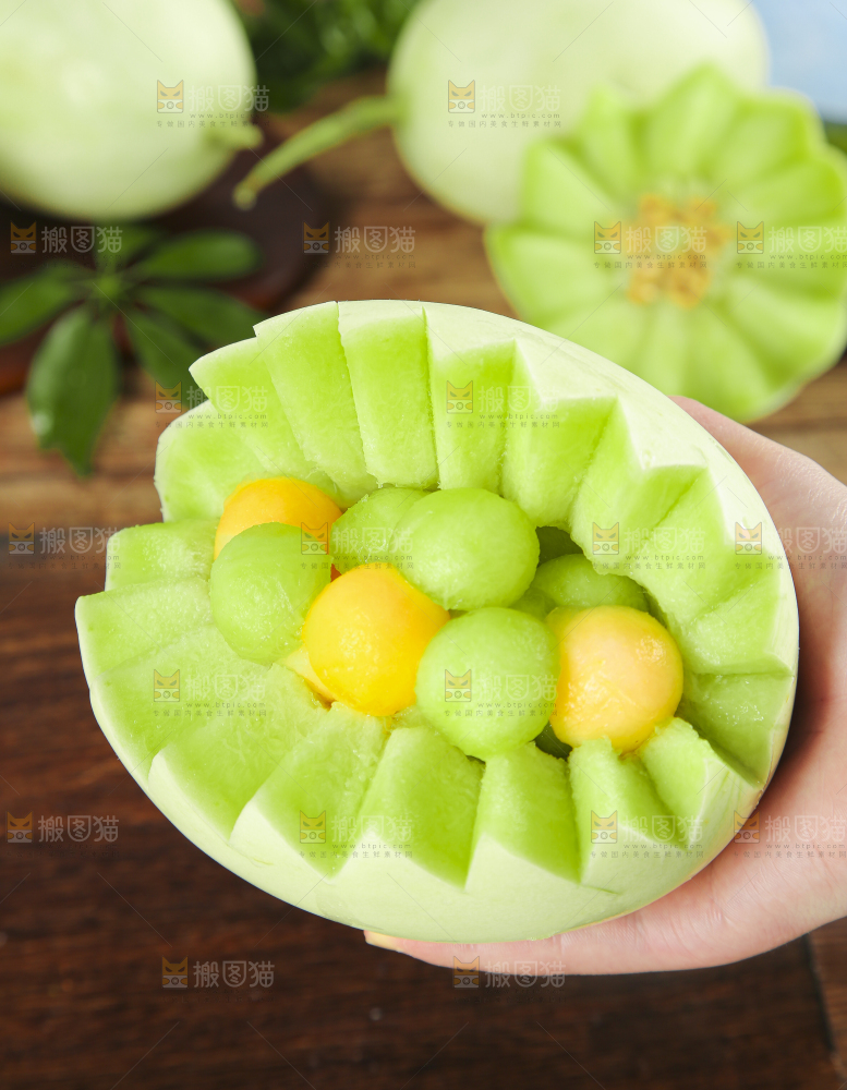手里拿玉菇甜瓜