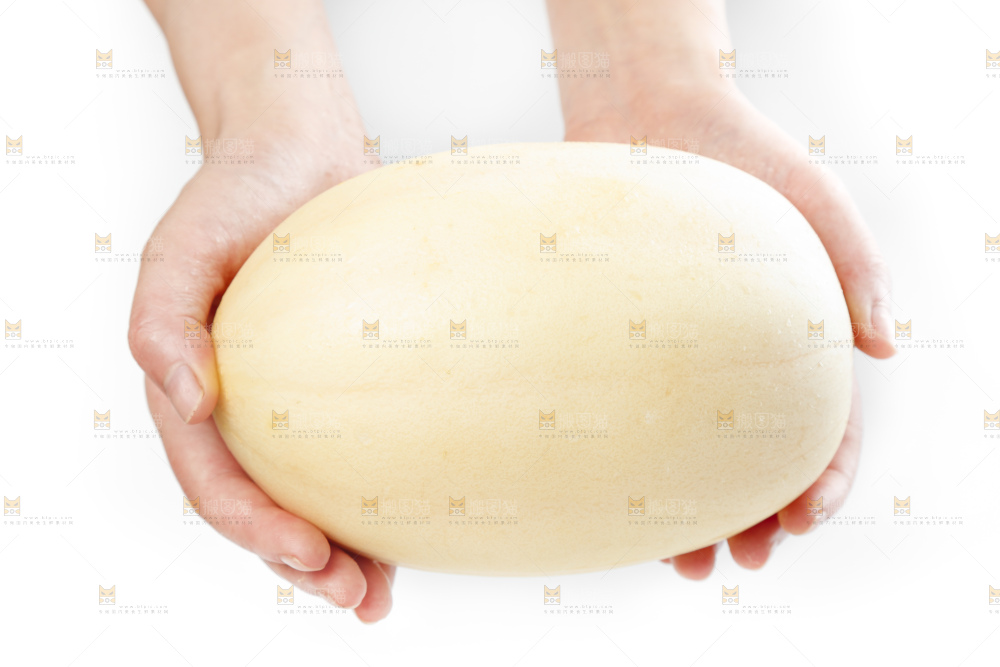 手里拿着东方蜜甜瓜