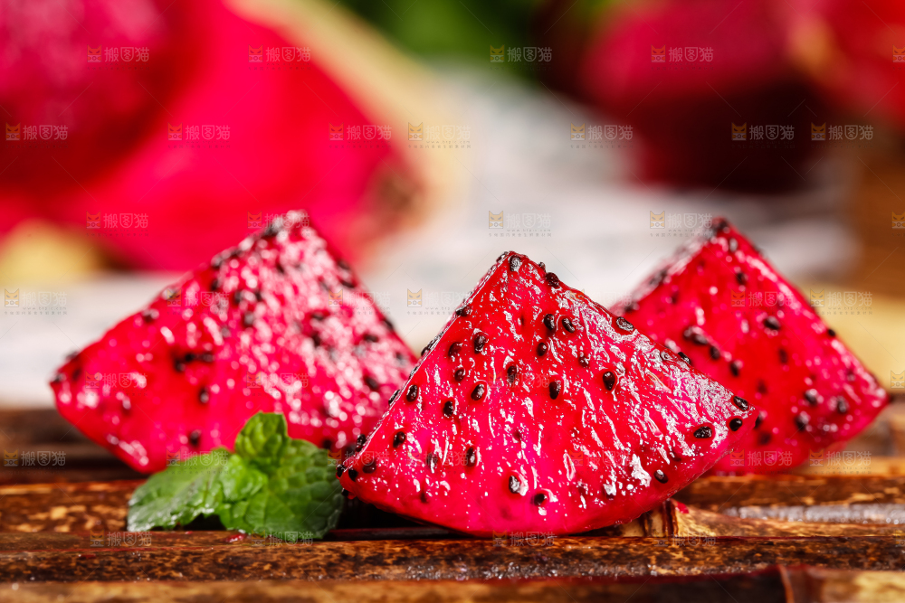 木板上的新鲜火龙果