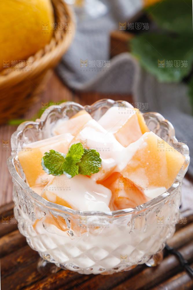 杯子里装着牛奶哈密瓜