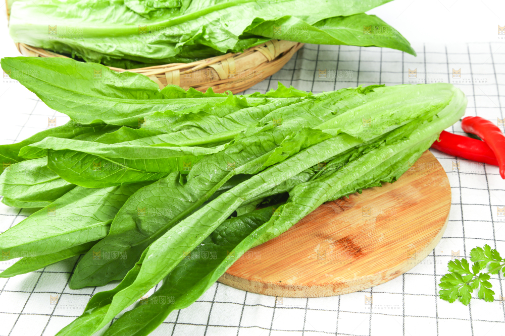 格子底上放着油麦菜