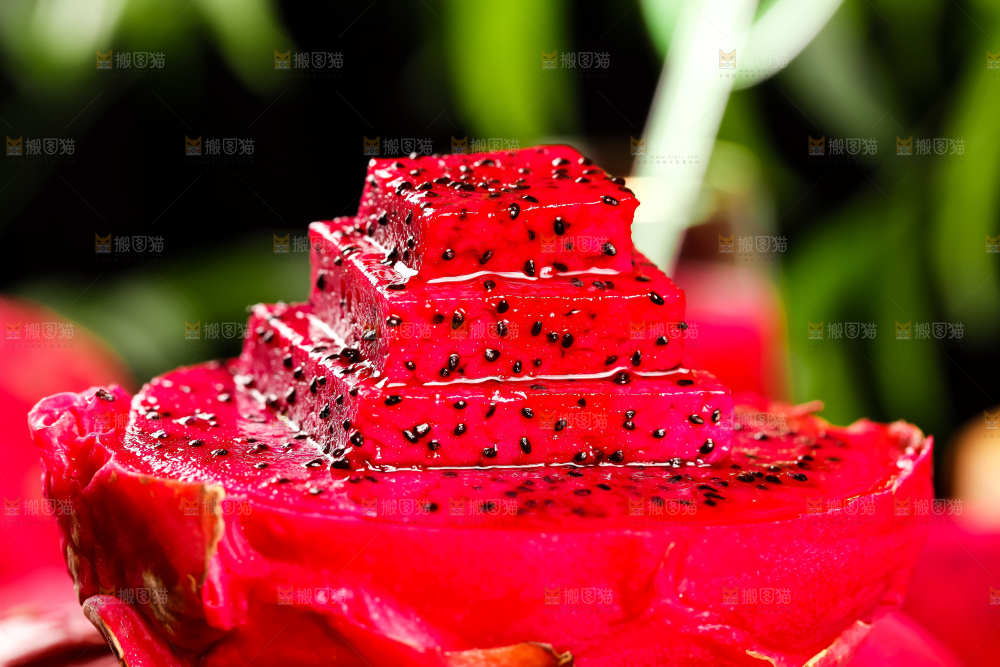 黑石板上摆放着金都红肉火龙果