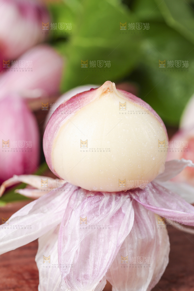 木板上放着新鲜独蒜头