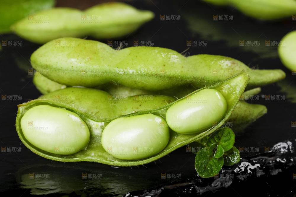 黑底上摆放着毛豆
