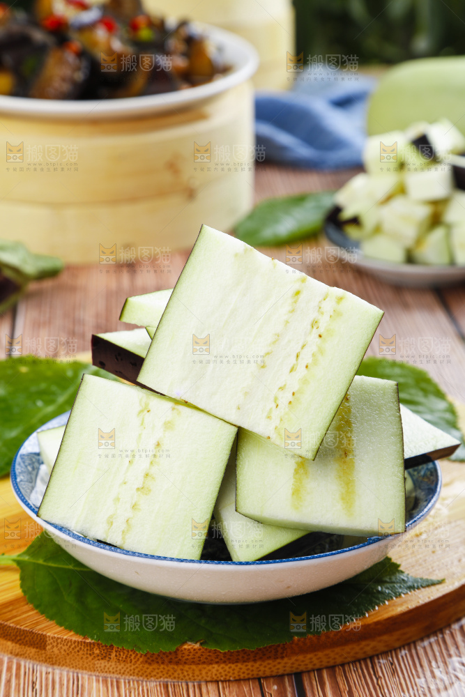 盘子里装着切块的茄子