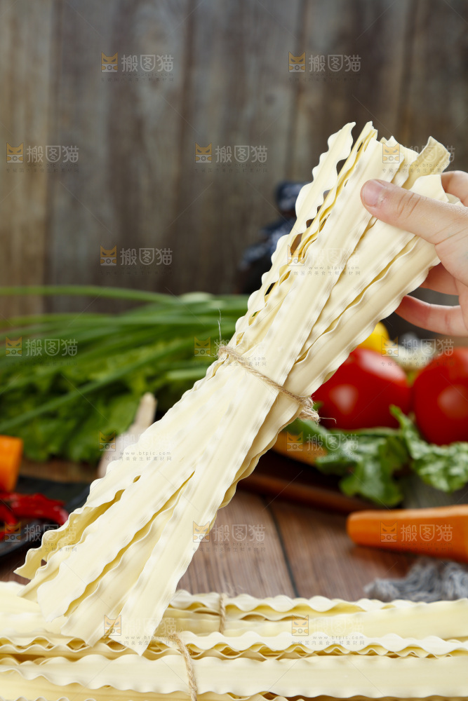 手上拿着手工刀削面