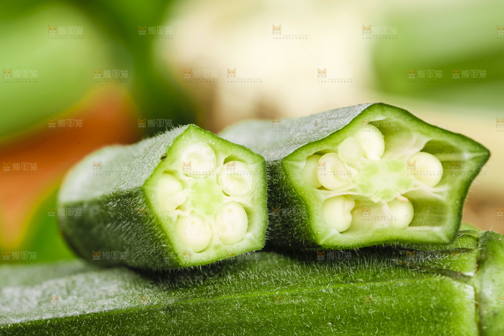 深底上放着秋葵