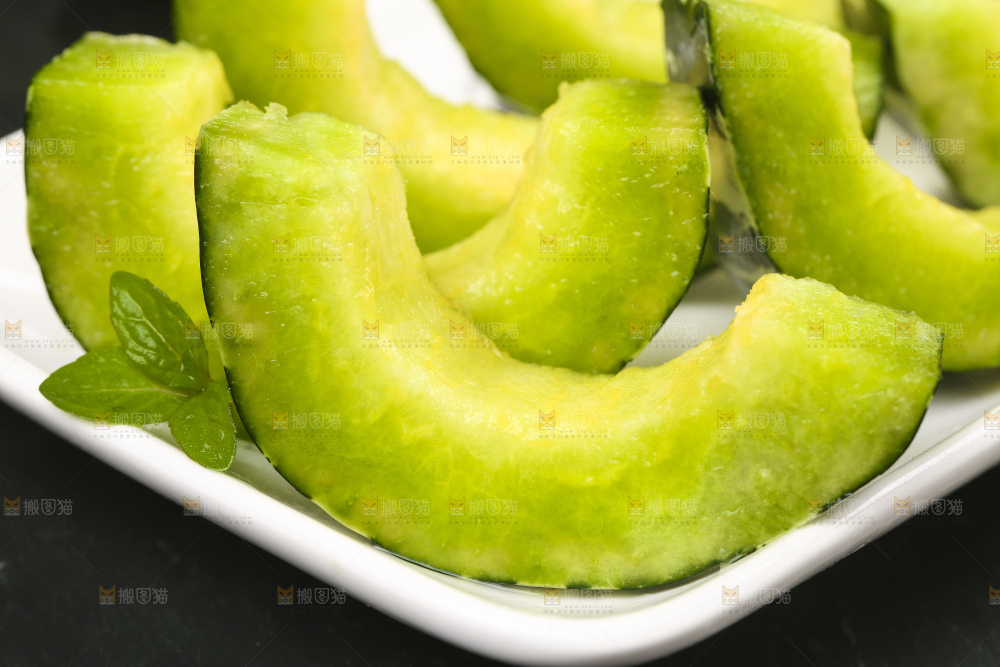 黑底上放着羊角蜜甜瓜